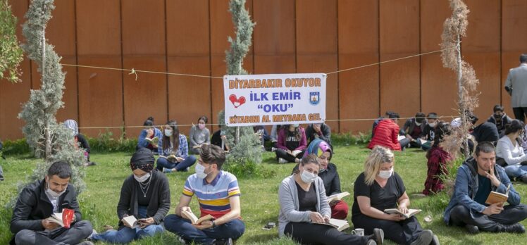 Diyarbakırlı öğrenciler Kütüphaneler Haftası etkinliğinde açık havada kitap okudu