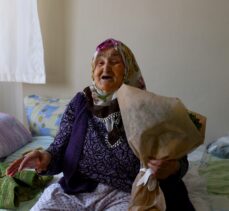 Edirne'de il müdürleri kentin en yaşlı kadını Safiye teyzenin Kadınlar Günü'nü kutladı