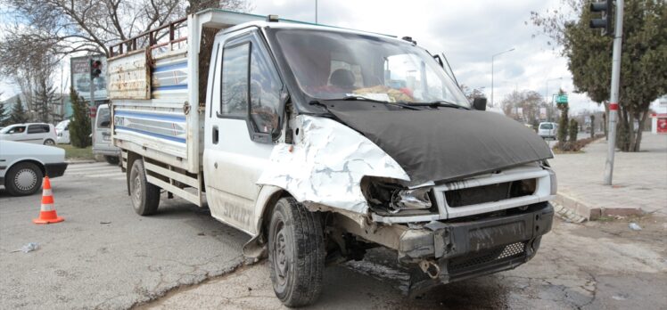 Elazığ'da kamyonet ile minibüs çarpıştı: 8 yaralı