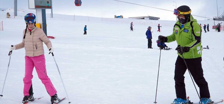 Erciyes AŞ, sağlık çalışanlarına ücretsiz kayak eğitimi veriyor