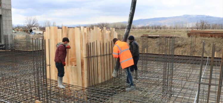 Erzincan Valisi Mehmet Makas, 1200 kişilik Terzibaba camisi ve külliyenin inşaatında temel atma törenine katıldı