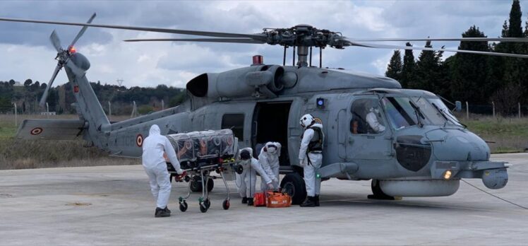 Gökçeada'da solunum güçlüğü çeken Kovid-19 hastası, helikopterle Çanakkale'ye götürüldü