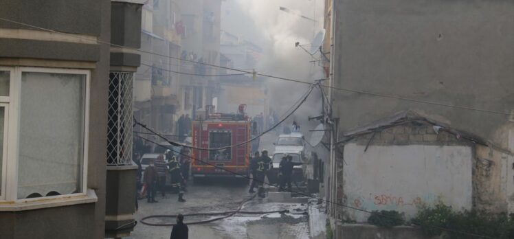 Hatay'da iş yerinde çıkan yangını itfaiye söndürdü