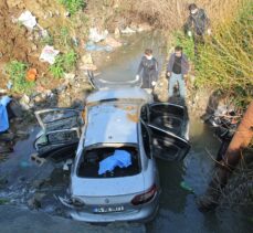 Hatay'da minibüsle çarpışan otomobil dereye devrildi: 3 ölü, 2 yaralı