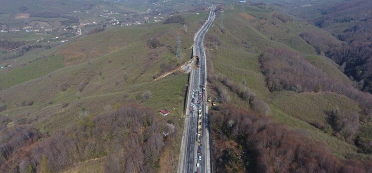 GÜNCELLEME – Heyelan ve çökme meydana gelen Batı Karadeniz bağlantı yolunda çalışma başlatıldı