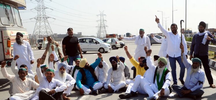 Hindistan'da çiftçiler, protestolarının 100. gününde Yeni Delhi'deki otoyolu trafiğe kapattı