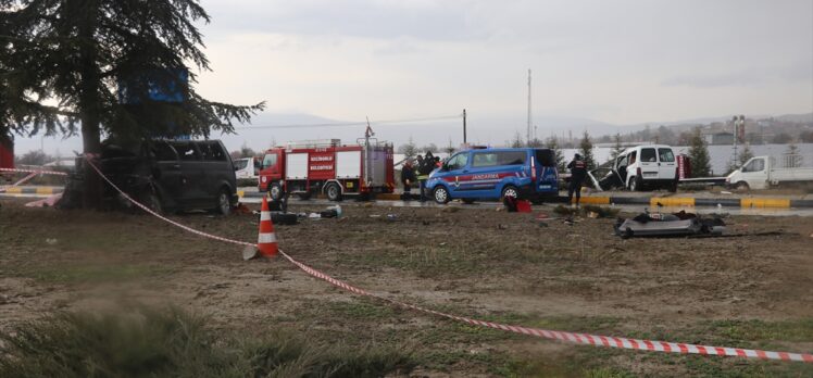 Isparta'da iki aracın çarpışması sonucu 3 kişi öldü, 8 kişi yaralandı