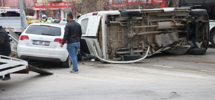 Isparta'da otomobil ile minibüs çarpıştı: 6 yaralı