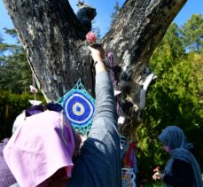 Isparta'da tarihi medrese avlusunda kuruyan ağaçlar el örgüleriyle renklendi