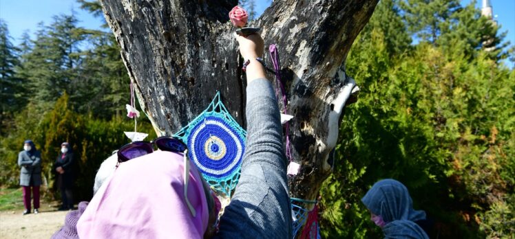 Isparta'da tarihi medrese avlusunda kuruyan ağaçlar el örgüleriyle renklendi