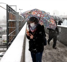 İstanbul'da kar yağışının etkisiyle trafikte yoğunluk yaşanıyor