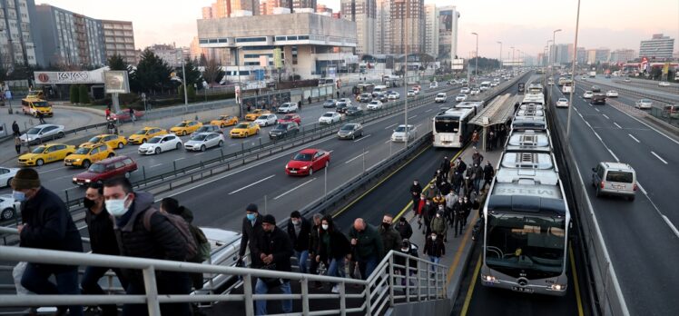 İstanbul'da sokağa çıkma kısıtlamasının sona ermesiyle trafik yoğunluğu arttı