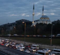 İstanbul'da sokağa çıkma kısıtlamasının sona ermesiyle trafik yoğunluğu arttı