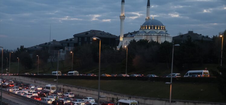 İstanbul'da sokağa çıkma kısıtlamasının sona ermesiyle trafik yoğunluğu arttı