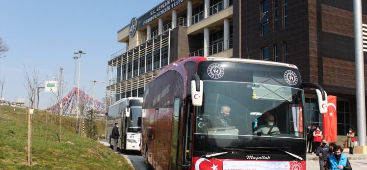 İstanbul'daki gönüllü öğrencilerden İdliblilere kışlık kıyafet yardımı