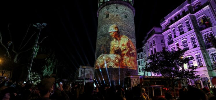 İstiklal Marşı'nın 100. yılına özel Galata Kulesi'nde ışık gösterisi yapıldı