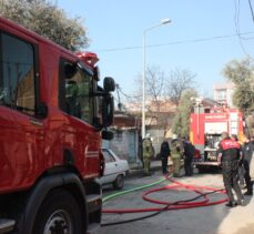 İzmir'de evde çıkan yangında dumandan etkilenen kadın hastaneye kaldırıldı