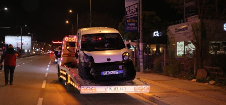 İzmir'de hafif ticari araç 2 otomobile çarpıp kaldırıma çıktı, 1'i polis 3 kişi yaralandı