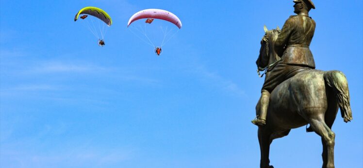 İzmir'de iki paramotorcu, sağlık çalışanları için havalandı