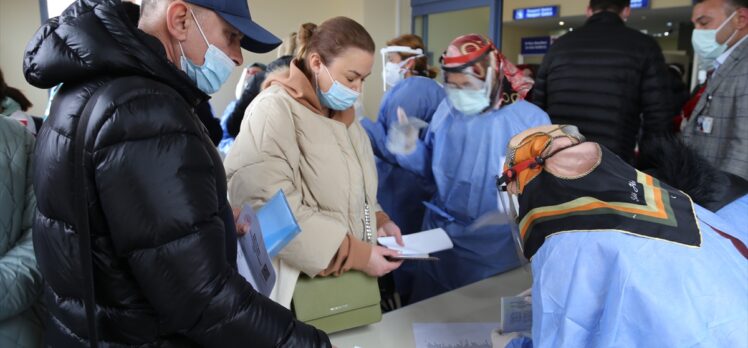 Kapadokya Havalimanı'na gelen Ukraynalı turistler çiçekle karşılandı