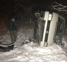 Karabük'te minibüs evin bahçesine devrildi: 4 yaralı