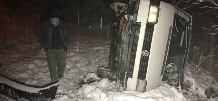 Karabük'te minibüs evin bahçesine devrildi: 4 yaralı