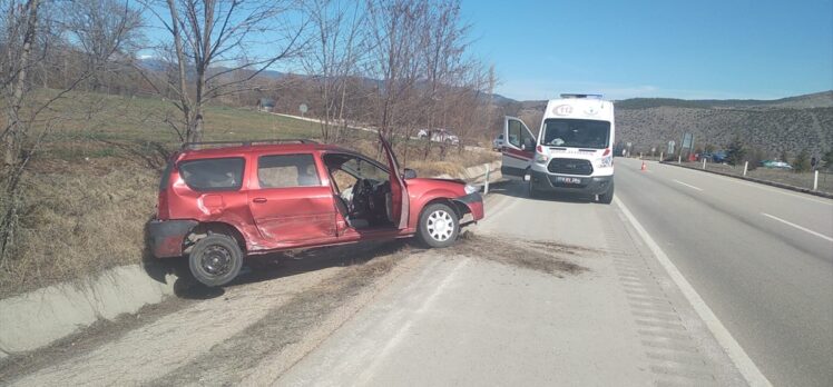 Karabük'te traktörle çarpışan hafif ticari araç su kanalına devrildi: 4 yaralı
