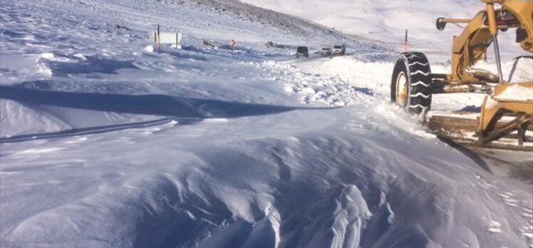 Kars'ta kar ve tipi ulaşımı aksattı