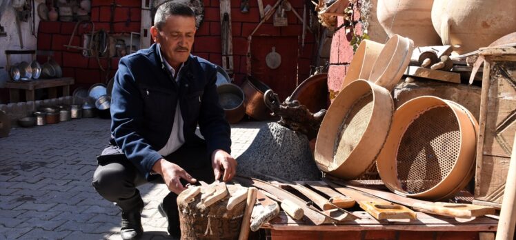 Kayserili fırıncı sanat galerisine çevirdiği evinin bahçesinde gelecek nesillere kültür elçiliği yapıyor