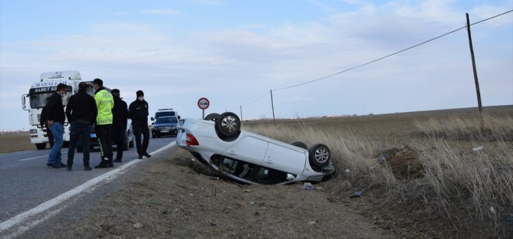 Konya'da devrilen otomobildeki anne ve iki çocuğu yaralandı