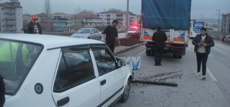 Manisa'da otomobilin tıra arkadan çarpması sonucu 5 kişi yaralandı