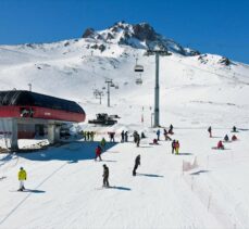 Mart ayında yağan kar Erciyes'teki turizmcilere can suyu oldu