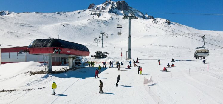 Mart ayında yağan kar Erciyes'teki turizmcilere can suyu oldu