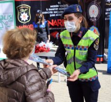 Mersin'de alışverişe çıkan kadınlara polis ve jandarmadan “8 Mart” sürprizi