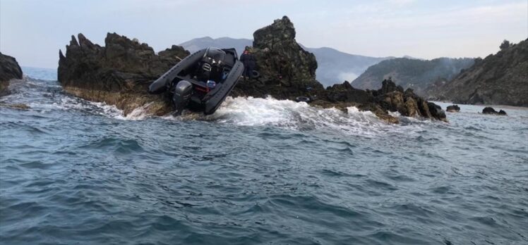 Mersin'de kayalıklara çarparak batan teknedeki 13 düzensiz göçmen yaralı kurtarıldı