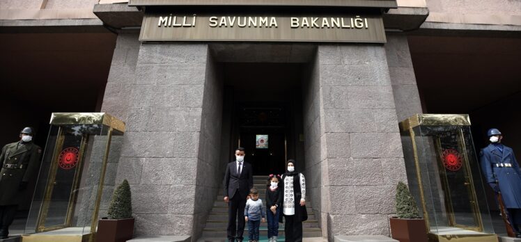 Milli Savunma Bakanı Akar, Anıtkabir'i görme hayali gerçek olan Hakkarili küçük Hira ile görüştü