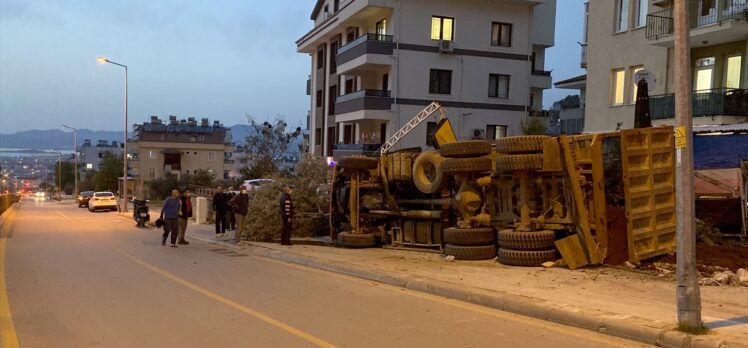 Muğla'da hafriyat yüklü kamyon devrildi: 2 yaralı