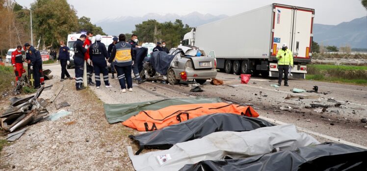 GÜNCELLEME – Muğla'da tırla otomobil çarpıştı: 5 ölü