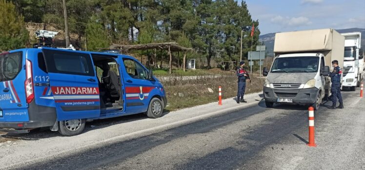 Muğla'da, yolcu otobüsünde yapılan aramada börek arasında uyuşturucu ele geçirildi