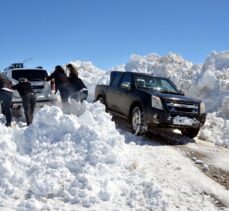 Muş'ta kar ve tipi nedeniyle araçlarında mahsur kalan 45 kişi kurtarıldı