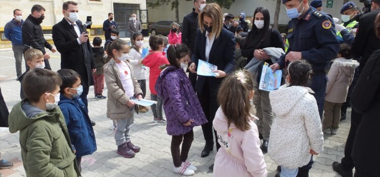 Kırşehir, Nevşehir, Sivas, Kayseri, Yozgat ve Niğde'de “Yaya Önceliği Kırmızı Çizgimizdir” etkinliği düzenlendi