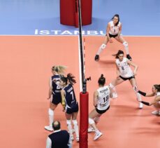 Voleybol Kadınlar CEV Challenge Kupası'nda şampiyon olan Sistem9 Yeşilyurt kupasını aldı