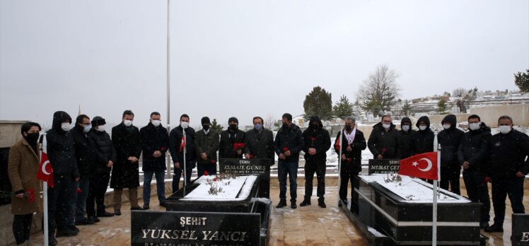 Sivas'ta meslektaşları, Muhsin Yazıcıoğlu ile aynı kazada ölen gazeteci İsmail Güneş'i kabri başında andı