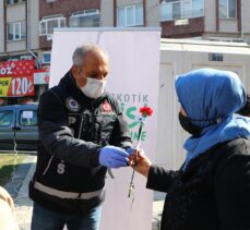 Tekirdağ'da polisten kadınlara karanfil