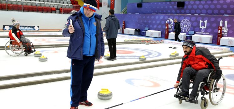 Türkiye ile Rusya'nın tekerlekli sandalye curling milli takımları Erzurum'da kampta