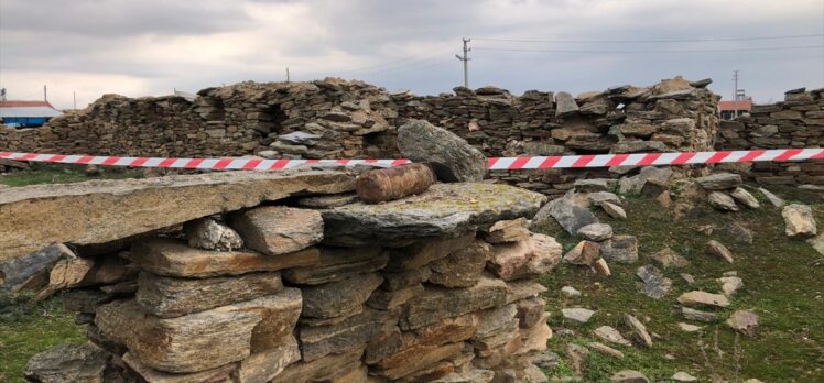 Uşak'ta yıkılmış evin enkazında patlamamış havan mermisi bulundu