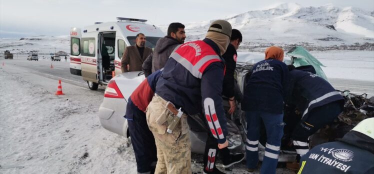 Van'da otomobille tır çarpıştı: 1 ölü, 2 yaralı