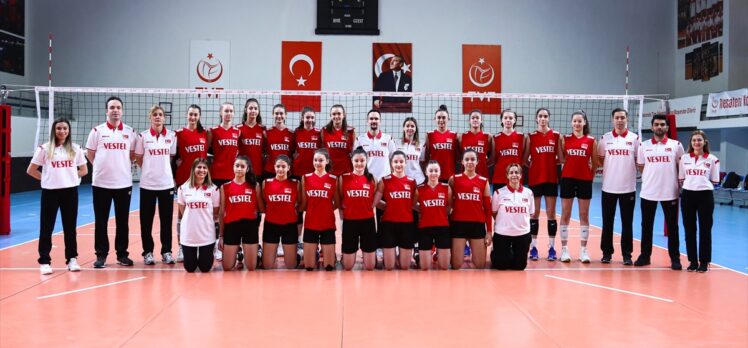 16 Yaş Altı Kız Milli Voleybol Takımı, Avrupa Şampiyonası Elemeleri'ne Ankara'da hazırlanıyor