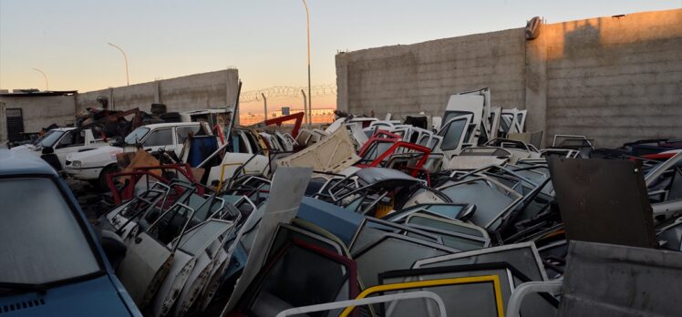 Adana'da polis, oto hırsızlığı çetesine yönelik operasyon öncesinde zanlıları çöpçü kılığında izlemiş