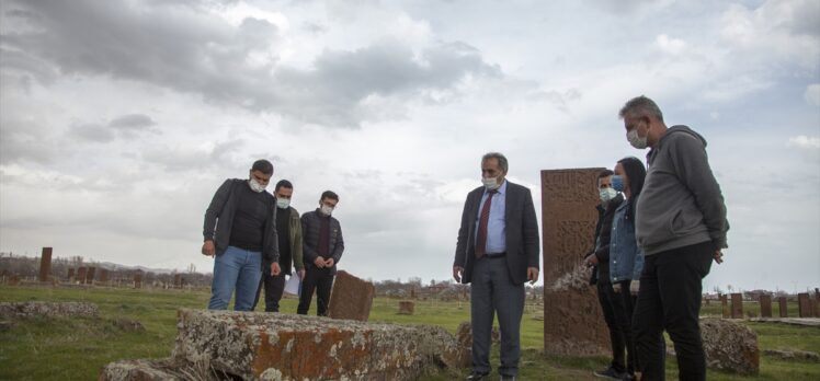 Ahlat Selçuklu Mezarlığı'ndaki 100 mezar taşı daha ayağa kaldırılacak